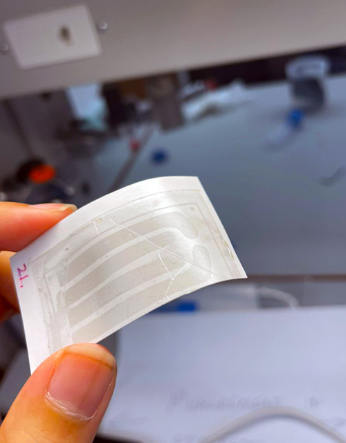 グラフェンの「タトゥー」が光で不整脈を治療する(Graphene ‘tattoo’ treats cardiac arrhythmia with light)