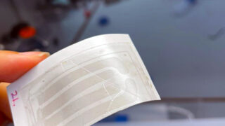 グラフェンの「タトゥー」が光で不整脈を治療する(Graphene ‘tattoo’ treats cardiac arrhythmia with light)