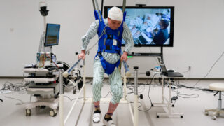 AIを活用したBSI技術が麻痺患者の歩行を可能に (Fudan’s AI Empowered BSI Enables Paralyzed Patients to Walk)