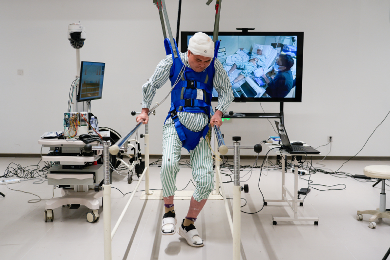 AIを活用したBSI技術が麻痺患者の歩行を可能に (Fudan’s AI Empowered BSI Enables Paralyzed Patients to Walk)