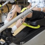 脊髄損傷患者が再歩行を可能にする革新的インプラント(Once paralyzed, 61-year-old man walks again thanks to ZJU&rsquo;s innovative spinal implant)