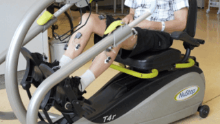 脊髄損傷患者が再歩行を可能にする革新的インプラント(Once paralyzed, 61-year-old man walks again thanks to ZJU&rsquo;s innovative spinal implant)