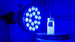 青色光を利用して複雑な医薬品分子をより少ない工程で合成（Blue lights and textbook chemistry could help create complex drugs in fewer steps）