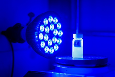 青色光を利用して複雑な医薬品分子をより少ない工程で合成（Blue lights and textbook chemistry could help create complex drugs in fewer steps）