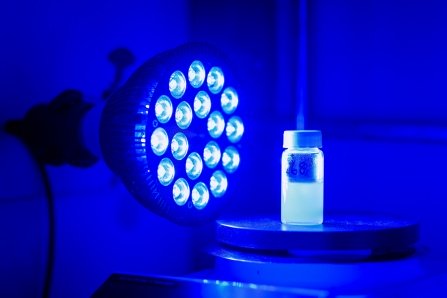 青色光を利用して複雑な医薬品分子をより少ない工程で合成（Blue lights and textbook chemistry could help create complex drugs in fewer steps）